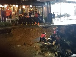 Jalan Boulevard GDC Depok Ambles Gegara Tanah Tergerus Air Kali