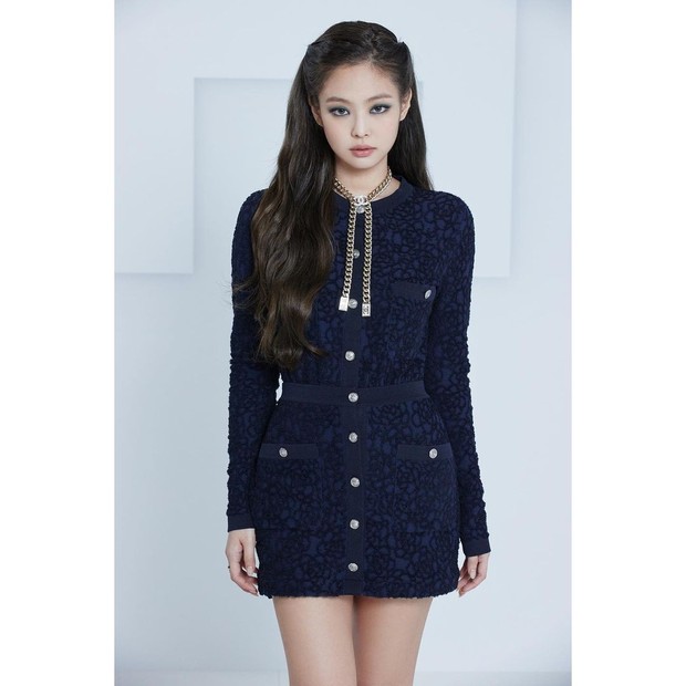 Jennie dalam balutan Spring-Summer 2021 Chanel collection.