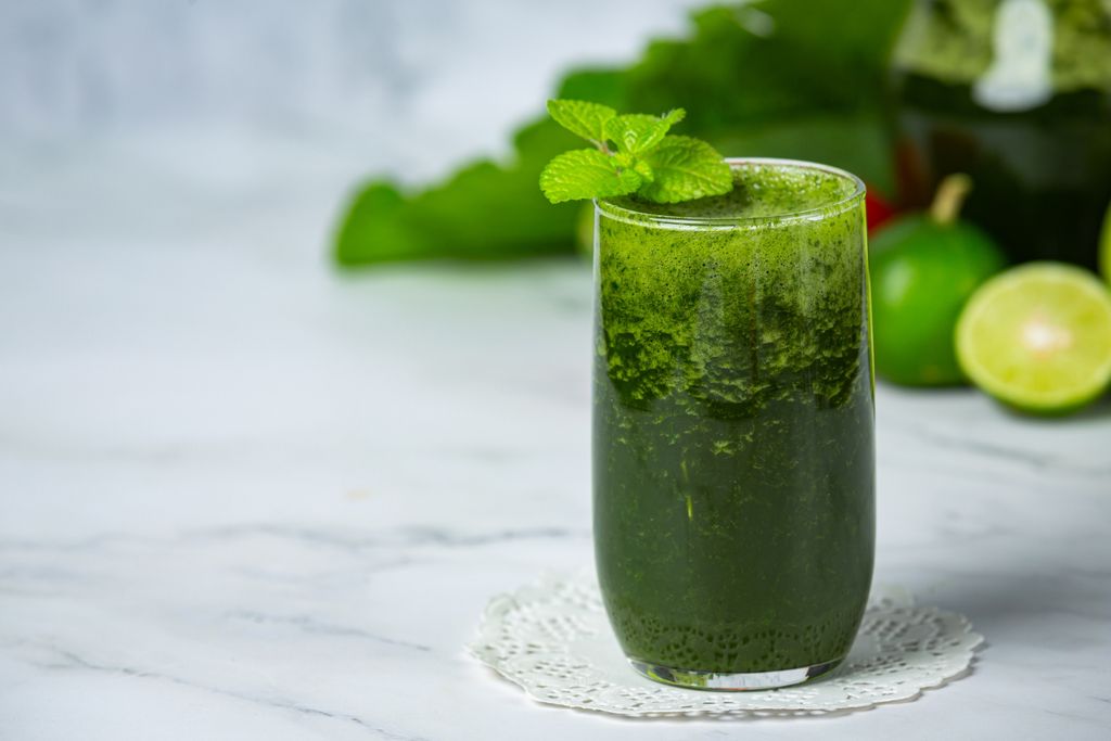 Mengonsumsi sayuran hijau untuk dijadikan jus bisa menjadi pilihan tepat ketika datang bulan.