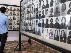 Kamboja Kritik Seniman Beri Senyuman pada Foto Korban Genosida Khmer Merah