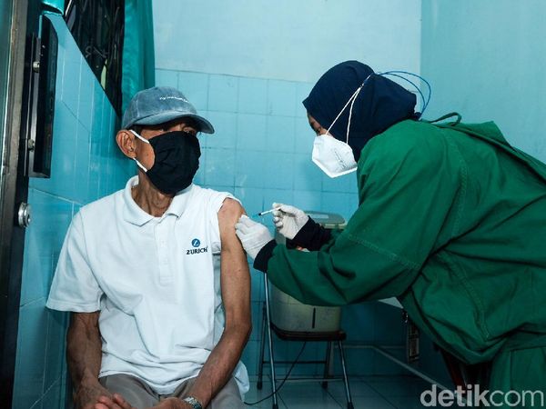 Lansia Tetap Jalani Vaksinasi COVID-19 Saat Puasa