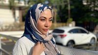 7 Gaya Hijab Liza Aditya, Dulu Penyanyi Seksi Kini Mantap Berhijab