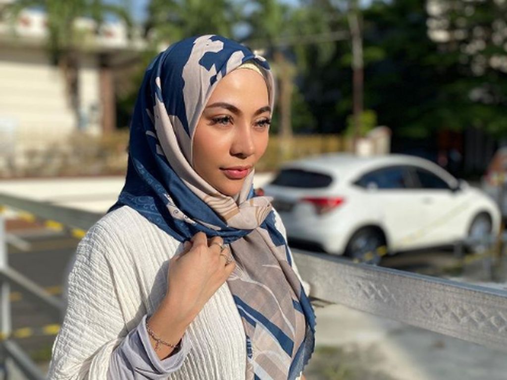 7 Gaya Hijab Liza Aditya, Dulu Penyanyi Seksi Kini Mantap Berhijab