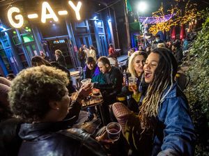 Lockdown Dibuka, Warga Inggris Asik Nongkrong Lagi