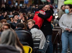 Inggris Mulai Bersiap Damai dengan COVID-19, Ini Strateginya