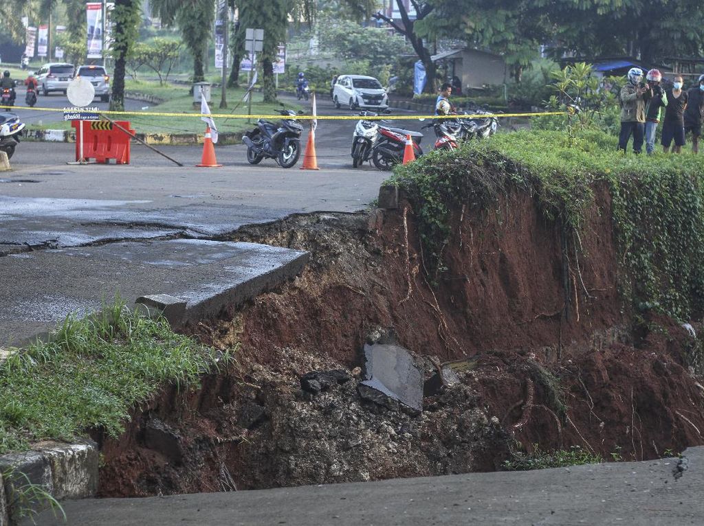 Jalan Boulevard Grand Depok City Ambles, Contraflow Diberlakukan Jalan Boulevard Grand Depok City Ambles, Contraflow Diberlakukan