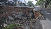 Gegara Hujan, Badan Jalan di GDC Depok Longsor