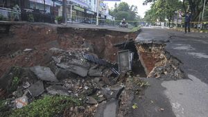Gegara Hujan, Badan Jalan di GDC Depok Longsor