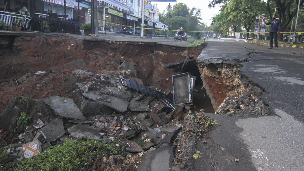 Gegara Hujan, Badan Jalan di GDC Depok Longsor Gegara Hujan, Badan Jalan di GDC Depok Longsor