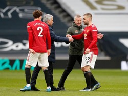 Momen Viral: Mourinho Cemberut Salaman Sama Shaw, Ole Nyengir