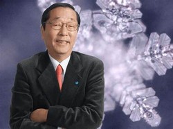 Kisah Ilmuwan Jepang Meneliti Khasiat Doa Pada Kristal Air