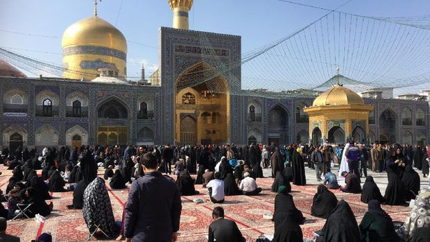 Alun-alun besar Kuil Suci Imam Reza dengan jemaah haji di depan masjid Mashad adalah kota terbesar kedua di Iran.