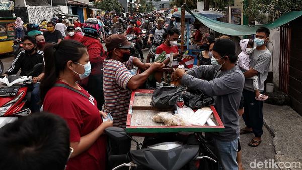 Foto: Warga Membludak di Pasar Takjil Ramadhan Koja