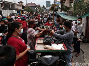 Foto: Warga Membludak di Pasar Takjil Ramadhan Koja