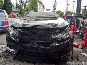 Tabrakan 2 Mobil dan 5 Motor Terjadi di Simpang Kyai Mojo Yogya