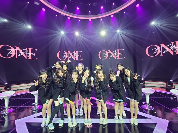 Para member IZ*ONE Berfoto Bersama Setelah Final Concert/Twitter.com/official_izone Final concert diselenggarakan sebagai salam perpisahan para member terhadap penggemar yang selalu mendukung mereka.