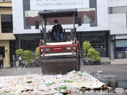 4.696 Botol Miras Hasil Operasi Pekat di Surabaya Dlindas Alat Berat