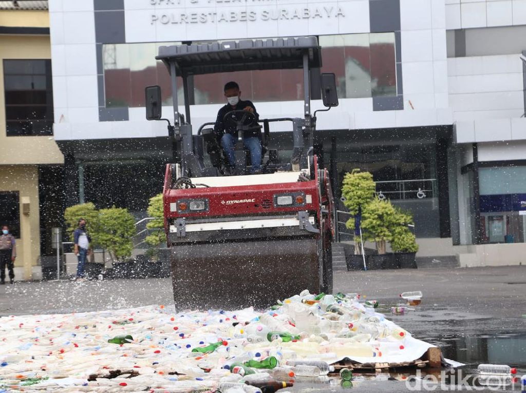 4.696 Botol Miras Hasil Operasi Pekat di Surabaya Dlindas Alat Berat 4.696 Botol Miras Hasil Operasi Pekat di Surabaya Dlindas Alat Berat