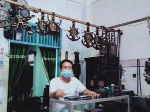 Eks Buruh Sukses Bikin Kerajinan Kayu Hitam, Kini Punya 2 Toko