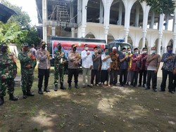 Polres Lombok Timur-Kodim 1615 Salurkan Air Bersih ke Sejumlah Masjid