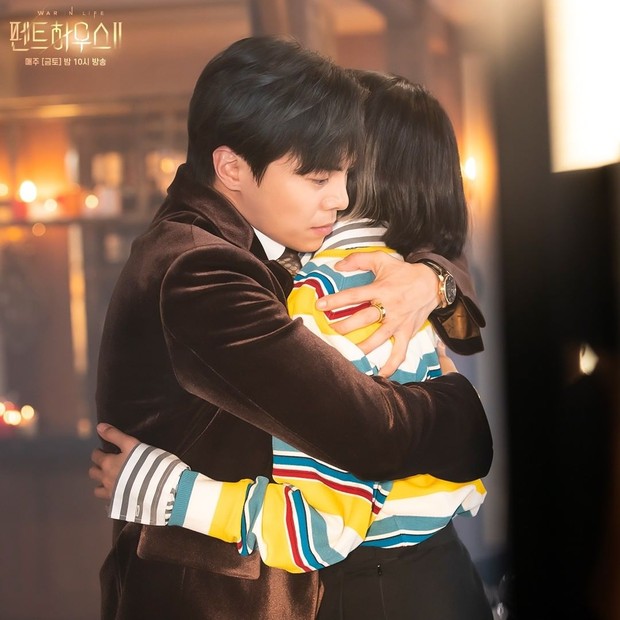 Potongan adegan tokoh Logan Lee dan Shim Suryeon dalam drama Penthouse.