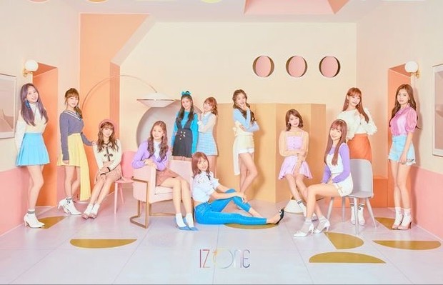 Potret IZ*ONE di Album Coloriz/Twitter.com/official_izone Salah satu lagu yang dilarang bertajuk You're In Love Right masuk ke salah satu album IZ*ONE yakni Coloriz.