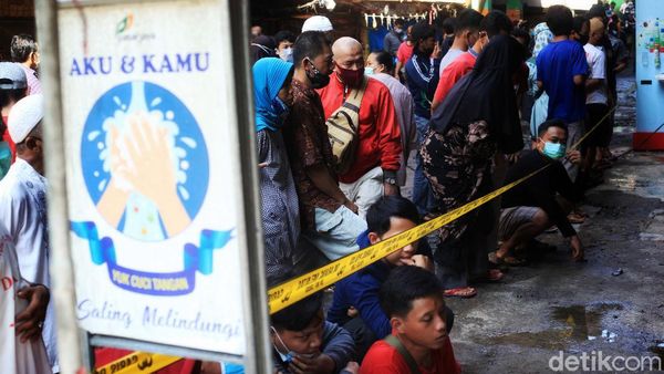 Potret Kesedihan Pedagang Pasar Minggu yang Kiosnya Terbakar