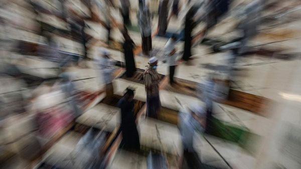 Potret Salat Tarawih Pertama di Beberapa Wilayah Indonesia
