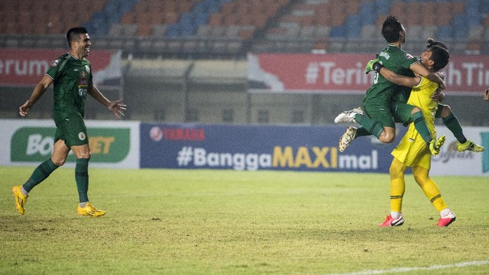 Tim sepak bola PSS Sleman melakukan selebrasi usai mengalahkan Bali United seusai pertandingan perempat final Piala Menpora 2021 di stadion Si Jalak Harupat, Kabupaten Bandung, Jawa Barat, Senin (12/4/2021). PSS Sleman melaju ke semifinal setelah mengalahkan Bali United melalui adu pinalti dengan skor akhir 4-2. ANTARA FOTO/M Agung Rajasa/foc.