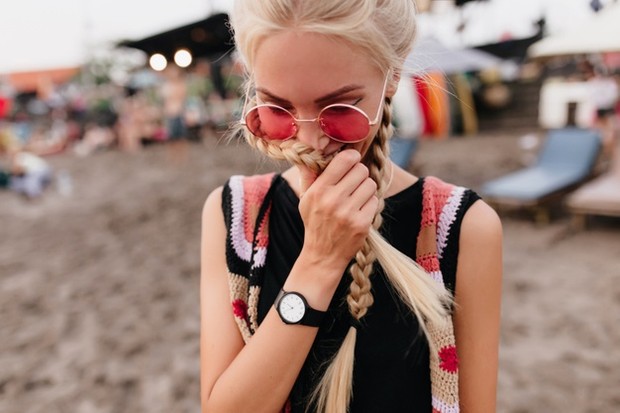 mereka ahli dalam menyembunyikannya, mereka sanga pemalu. Dari kesan pertama, Scorpio terlihat sangat angkuh dan mungkin dianggap pemalu.