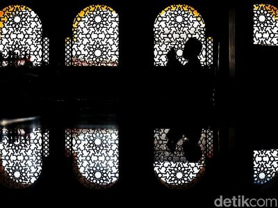 Semangat Anak-anak Pesisir Jakarta Cari Pahala di Bulan Puasa