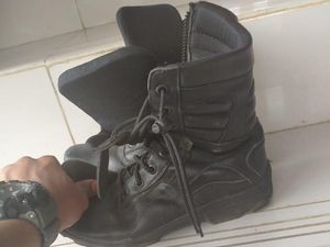 Petugas Damkar Sandi Serahkan Bukti Sepatu Tak Safety ke Jaksa