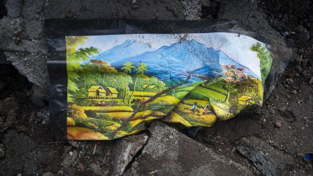 Lara Tersisa di Banjir Bandang Lembata-Adonara Lara Tersisa di Banjir Bandang Lembata-Adonara