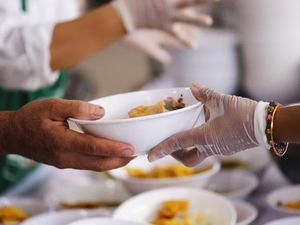 Tega! Pria Ini Beri 8 Gelandangan Makanan Beracun Demi Konten Video