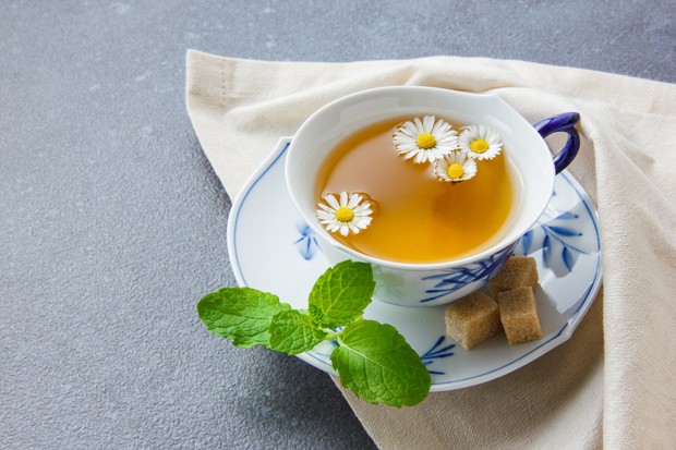 Chamomile yang diseduh sebagai minuman bisa menjadi penawar kram pada perut ketika datang bulan.