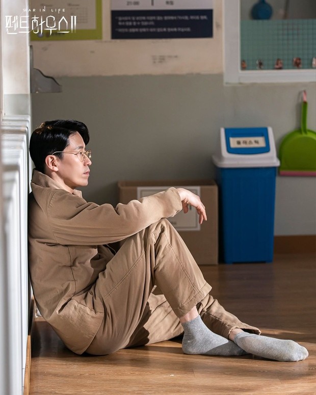 Uhm Ki Joon dalam potongan adegan sebagai tokoh Joo Dan Tae di drama Penthouse.