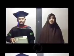 Aksi Mahasiswa Saat Wisuda Online Viral Bikin Ngakak, Akting Jadi Orangtua