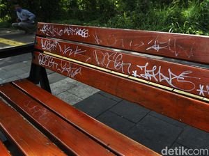 Waduh! Kursi Trotoar di Kemang Penuh Coretan
