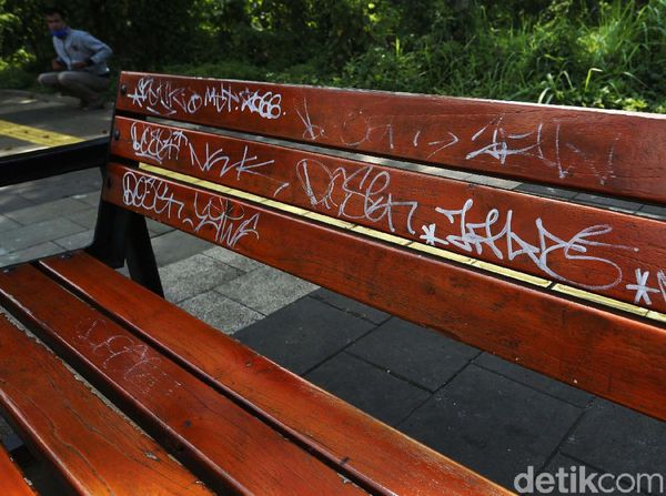 Waduh! Kursi Trotoar di Kemang Penuh Coretan