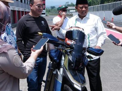 Momen Wagub Jabar Uu Ruzhanul Geber Motor Listrik Adventure di Sentul