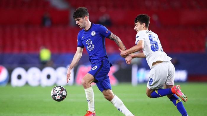 SEVILLE, SPAIN - APRIL 13: Christian Pulisic of Chelsea CF competes for the ball with Fabio Vieira of FC Porto during the UEFA Champions League Quarter Final Second Leg match between Chelsea FC and FC Porto at Estadio Ramon Sanchez Pizjuan on April 13, 2021 in Seville, Spain. Sporting stadiums around Spain remain under strict restrictions due to the Coronavirus Pandemic as Government social distancing laws prohibit fans inside venues resulting in games being played behind closed doors. (Photo by Fran Santiago/Getty Images)