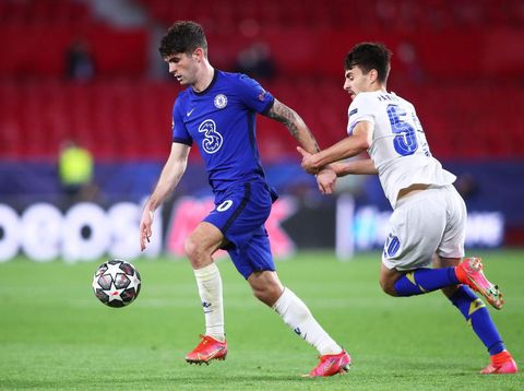 SEVILLE, SPAIN - APRIL 13: Christian Pulisic of Chelsea CF competes for the ball with Fabio Vieira of FC Porto during the UEFA Champions League Quarter Final Second Leg match between Chelsea FC and FC Porto at Estadio Ramon Sanchez Pizjuan on April 13, 2021 in Seville, Spain. Sporting stadiums around Spain remain under strict restrictions due to the Coronavirus Pandemic as Government social distancing laws prohibit fans inside venues resulting in games being played behind closed doors. (Photo by Fran Santiago/Getty Images)