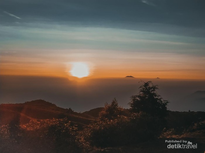Pemandangan Matahari Terbit dari Gunung Prau