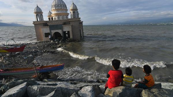Asik Ngabuburit di Masjid Bekas Tsunami