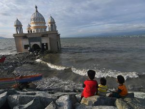 Asik Ngabuburit di Masjid Bekas Tsunami