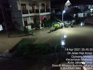 Banjir Rendam Cipinang Melayu, Damkar Siagakan Perahu Karet Buat Evakuasi Banjir Rendam Cipinang Melayu, Damkar Siagakan Perahu Karet Buat Evakuasi