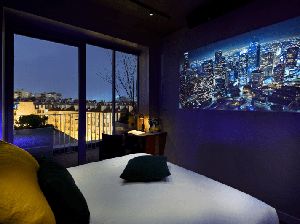 Nonton Bioskop dalam Kamar Hotel? Bisa!