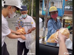 Keren! Pria Ini Borong Kerupuk Untuk Menolong Kakek Penjualnya