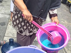 Manis Segar Takjil Es Permen Karet di Jalan Ampel Surabaya