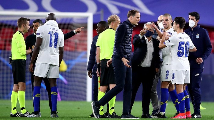 SEVILLE, SPAIN - APRIL 13: Pepe and Fabio Vieira of Porto react to Thomas Tuchel, Manager of Chelsea at full-time after the UEFA Champions League Quarter Final Second Leg match between Chelsea FC and FC Porto at Estadio Ramon Sanchez Pizjuan on April 13, 2021 in Seville, Spain. Sporting stadiums around Spain remain under strict restrictions due to the Coronavirus Pandemic as Government social distancing laws prohibit fans inside venues resulting in games being played behind closed doors. (Photo by Fran Santiago/Getty Images)